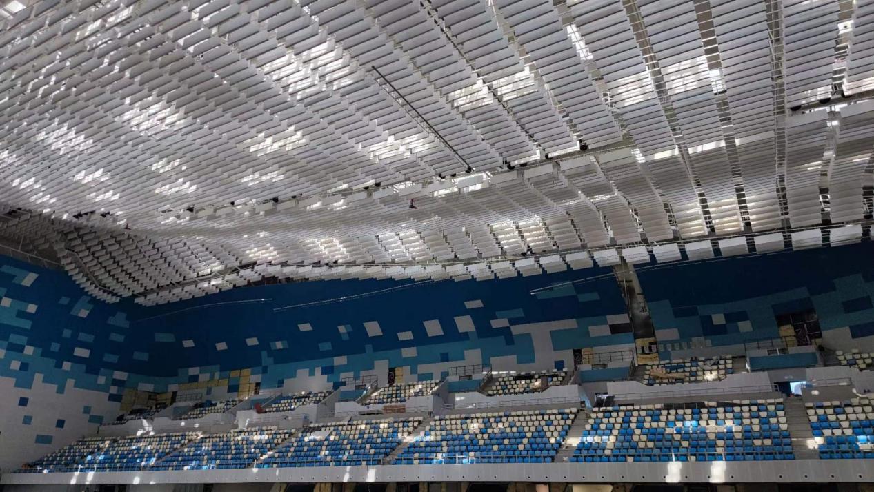 高速公路两侧隔音屏障,绿色植被环绕,车辆行驶,体现交通降噪工程