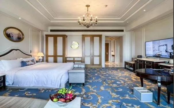 医院病房内部,环境安静整洁,声学材料装饰,体现医疗声环境优化